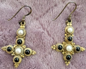 Pendientes cruzados estilo vintage - perlas de imitación y cuentas negras, aspecto gótico boho - Imagen 1 de 4