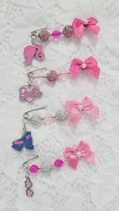 Juego de 4 broches Barbie silueta patín logotipo dijes hechos a mano prendedores de seguridad - Imagen 1 de 8