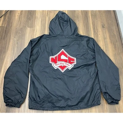 Abrigo cortavientos parche banda de marcha Charles River NCSU NC State Wolfpack de colección Foto 1 de 4