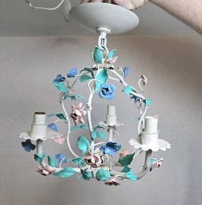 Vintage französischer Tole Kronleuchter 3 Birnen weiß Käfig rosa blau Blumen grüne Blätter - Bild 1 von 6
