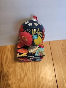 Vera Bradley grande ornamento in vetro con scatola in tessuto Happy Snails (2011) nuovo - Foto 1 di 4