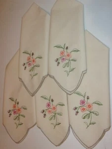 5 Cloth Table Napkins Beige-Green Trim Machine Embroidered Flowers 16"sq.Scallop - Picture 1 of 5