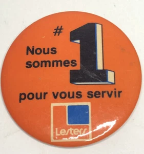 Vintage 1980’s Lesters “Nous Sommes #1 Pour Vous Servir” Pin Back Button - 2.25” - Imagen 1 de 2