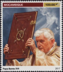 Francobollo Papa Emerito Benedetto XVI (Pape Benoît/Benedetto) #35 (2017 Mozambico) - Foto 1 di 1