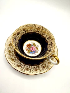 Taza de té y platillo Aynsley azul cobalto rosa interior floral dorado JA Bailey - Imagen 1 de 13