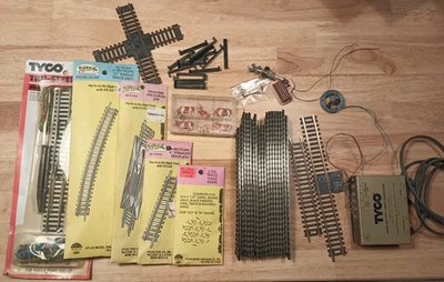 HO TRACK & ACCESSORIES -  TYCO Power Pack, Crossing Light, Switch and more!   - Image 1 of 4