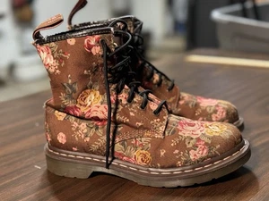 Taglia US 9 L - Tela stampa floreale rosa Doc Martens 11821 - Foto 1 di 19