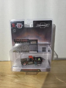 Chevrolet Scottsdale 1976 2025 M2 Machines Diorama * Urban Rose Tattoo - Imagen 1 de 4