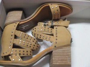 JESSICA SIMPSON WOMENS LEATHER SANDAL (6) BEIGE 3 INCH STACK BLOCK HEEL W/RIVETS - Picture 1 of 5
