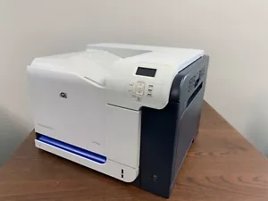 Impresora láser para grupos de trabajo HP LaserJet CP3525DN ¡BONITAS UNIDADES DE ARRENDAMIENTO! - Imagen 1 de 6