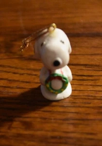 Vintage Tiny 1" SNOOPY Holding WREATH Christmas Ornament w/ Hanger - Picture 1 of 2