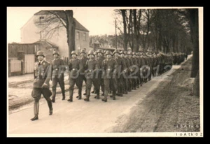Foto, Nachl.Maj.LW. Horst Wunderlich desfile de honor para funeral d.Oblt. 50... - Imagen 1 de 2