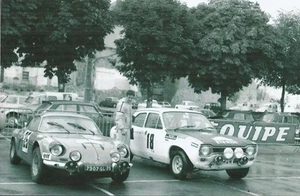 ALPINE AND FORD ESCORT RALLY CARS| c.1970 B/W PHOTOGRAPH - Picture 1 of 2