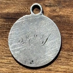 Ficha de amor de plata antigua de media moneda de diez centavos con monograma de escritura usado ~ JES? Dije agujereado - Imagen 1 de 3