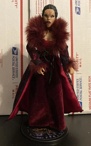 Sideshow Collectibles Buffy The Vampire Slayer Vampire Drusilla Figure + Stand Cover