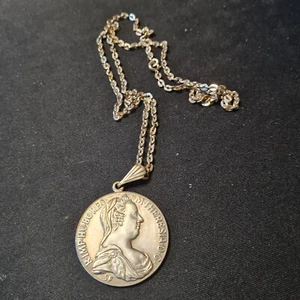 Anhänger Münze mit Kette 835/000 Silber, Mutter Theresa Tahler, - Bild 1 von 1