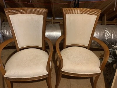 Sillas de comedor de dominio de villa con muebles de siglo  Foto 1 de 3