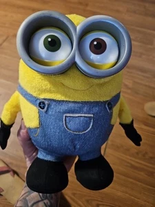 Minion Plüsch Bob Despicable Me 9 Zoll Gummi Brille Illumination Studio "gebraucht" - Bild 1 von 2