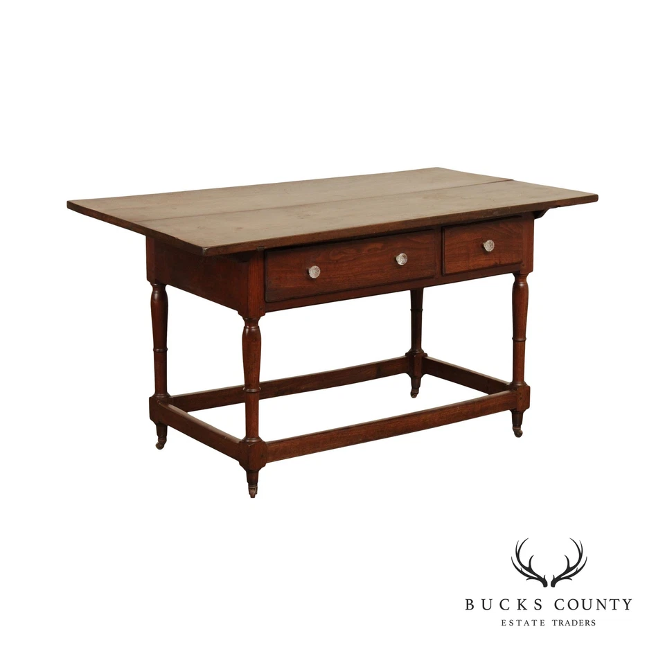 Mesa de taberna antigua de nogal del siglo XVIII con dos cajones Foto 1 de 4