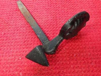 Trava antiga primitiva de ferro fundido vitoriana obturador de concha para cães - Imagem 1 de 4