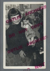 RPPC 1950 WEIHNACHTSBAUM Innenmädchen mit Puppe Dolly LÄCHELND! SEHR ZUFRIEDEN! - Bild 1 von 3