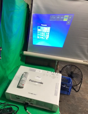 Panasonic PT-FX400U  XGA Home Theater Projector 4000 Lumens HDMI W/REMOTE - Image 1 of 4