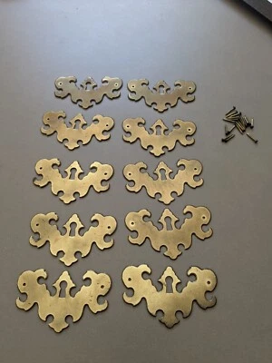 10 cubiertas de cerradura de ala de murciélago en tono dorado estilo Chippendale de colección casa de Pennsylvania Foto 1 de 4