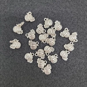 Lot of 21 Metal Harvest Pumpkin Charms - Halloween Fall Thanksgiving (Ref #10) - Bild 1 von 4