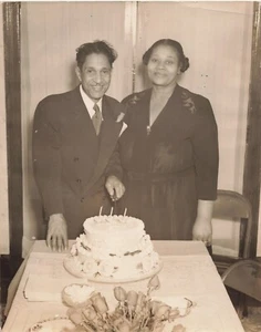 Afroamerikanisches Paar Kuchen formelle Kleidung 1940er Washington DC Gilbert Jameson - Bild 1 von 2
