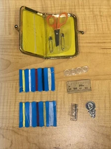 Kit de costura de viaje vintage broche de beso cojo dorado contenido original sin usar - Imagen 1 de 6