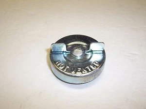 Tapa de gasolina de nuevo de lote antiguo - 1964-70 autos Skylark, Chevelle, Tempest, Ford y Mopar - G32 - Imagen 1 de 3