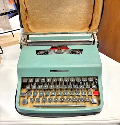 Olivetti Manual Typewriter Lettera 32  Vintage Duck Blue in Original Case - Image 1 of 4