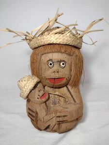 Recuerdo vintage tallado a mano con cáscara de coco mono y bebé hecho en Filipinas - Imagen 1 de 8