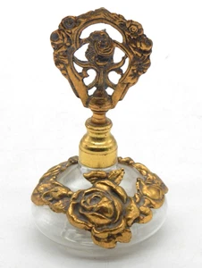 Botella de vidrio vintage Ormolu tocador perfume ornamentado latón rosa filigrana 5" con tapa - Imagen 1 de 7