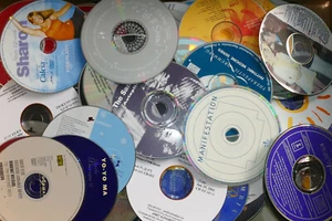 100 CD DVD Bulk Loose Lot - Wholesale - Arts & Crafts - No Cases or Inserts - Picture 1 of 1