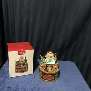 Hallmark Santa's Workshop Wonders Ornament C7 - Imagen 1 de 10
