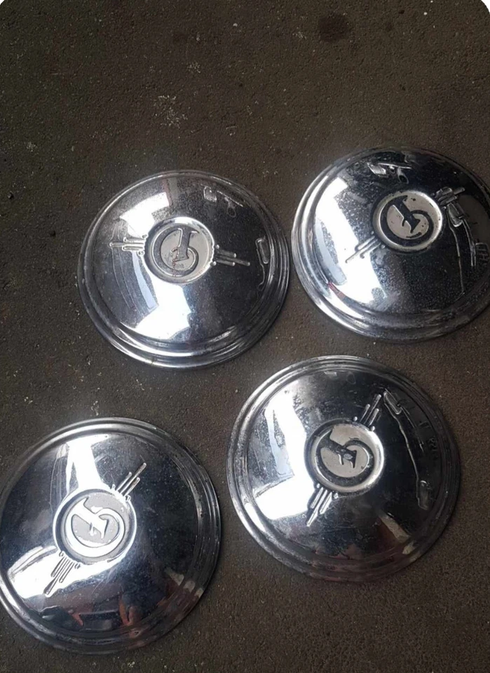 Juego de cuatro tapacubos Daimler Conquest. Usado Foto 1 de 1