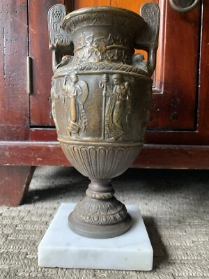 Ancien Beau Vase Sculpté en relief Personnages Antiques en Métal Hauteur 25 - Photo 1/4