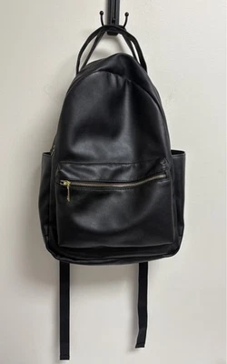 Mochila de cuero sintético negra forro a rayas con cremallera dorada minimalista clásica elegante Foto 1 de 4