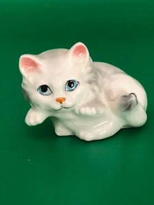 Mini estatuilla de cerámica de gato gatito gris y blanco con la cara más linda de la historia - Imagen 1 de 5