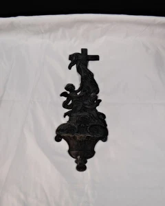 Großer Gusseisen Kuss aus dem 19. Jahrhundert mit Cherubimdekor und Kruzifix - Bild 1 von 12