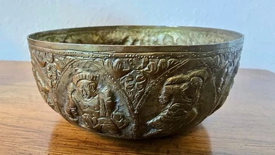 Бирманская латунная чаша украшенная сложной републикацией ручной работы с фигурными панелями - Изображение 1 из 4