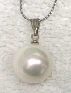 Ciondolo grande perla bianca 14 mm, viene fornito con catena placcata oro bianco 18 kt in omaggio - Foto 1 di 7