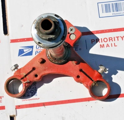 1981 年本田 CT110 原始设备制造商底部三重(见下文) — 第 1/2 张图片