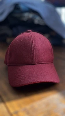 Gorra de béisbol de lana con correa de cuero Brandy Melville en granate Foto 1 de 4