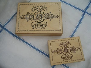 DOS CAJAS DE MADERA ANTIGUAS CON DECORACIÓN ESTAMPADAS SIN USAR SEGÚN EDAD MUY BUENAS - Imagen 1 de 3