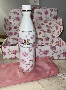 The Stanley x LoveShackFancy bottiglia sottile tutto il giorno | nastro 20 oz rosa 🌸IN MANO - Foto 1 di 2