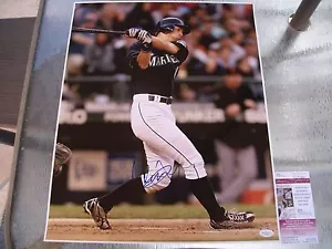 ICHIRO SUZUKI SIGNED SWINGING 16X20 PHOTO SEATTLE MARINERS JSA COA - Picture 1 of 3