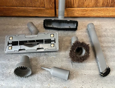 LOTE de accesorios Kirby genuinos grises usados en excelente estado cepillos para pisos y polvo herramienta para grietas y MÁS Foto 1 de 4