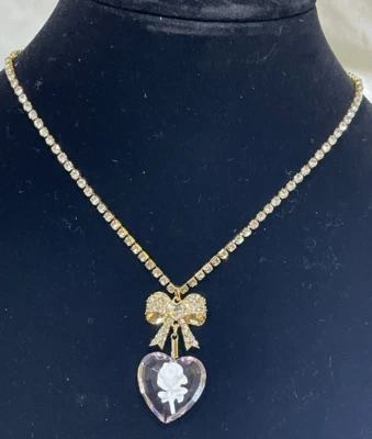 Collar de cadena Betsey Johnson Lucite corazón/flor colgante arco tono dorado Foto 1 de 4